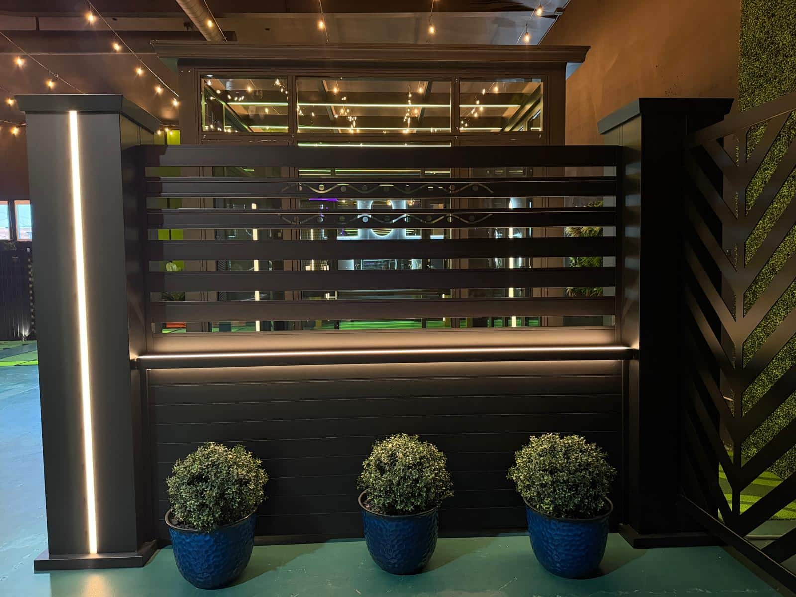 Horizontal slat aluminum privacy fence at the Lumina showroom